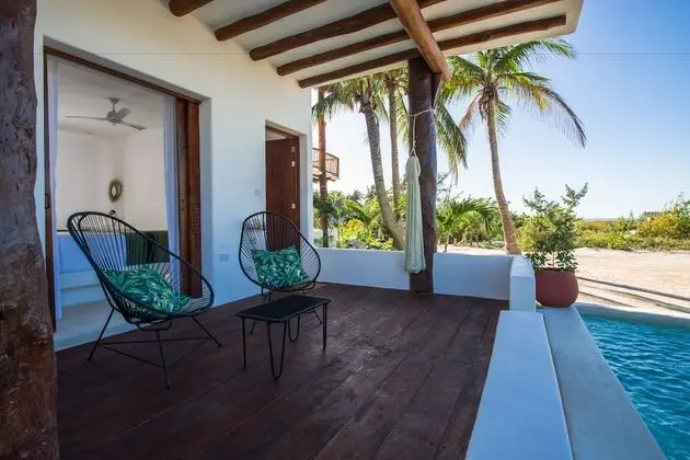 Junior Suite sea front and private pool: 2 queen beds