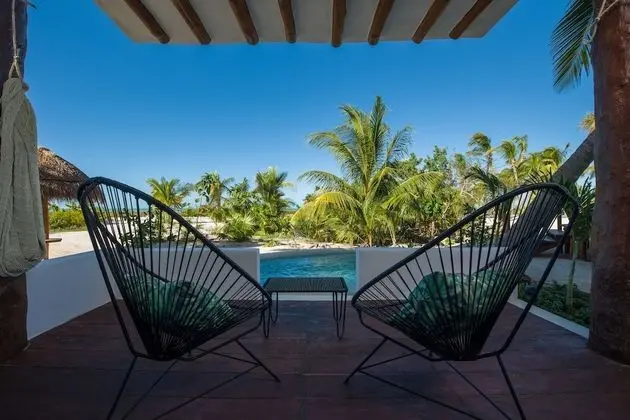 Junior Suite sea front and private pool: 2 queen beds