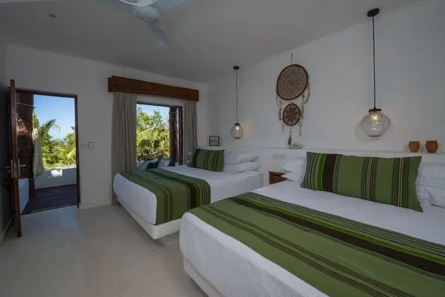 Junior Suite sea front and private pool: 2 queen beds