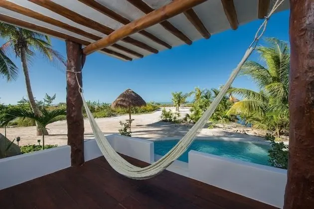 Junior Suite sea front and private pool: 2 queen beds