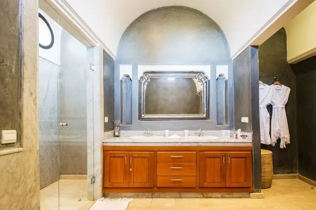 Büyük Yataklı Tek Kişilik Oda