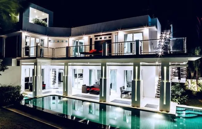 Five-Bedroom Villa with  Private Pool and Jacuzzi Village Palm Oasis