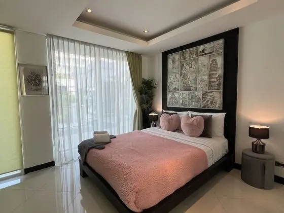 Five-Bedroom Villa with  Private Pool and Jacuzzi Village Palm Oasis