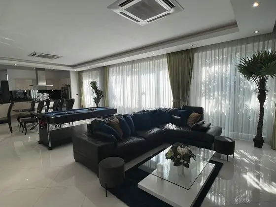 Five-Bedroom Villa with  Private Pool and Jacuzzi Village Palm Oasis