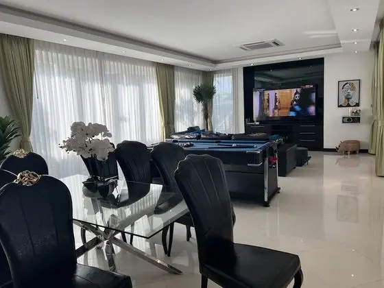 Five-Bedroom Villa with  Private Pool and Jacuzzi Village Palm Oasis
