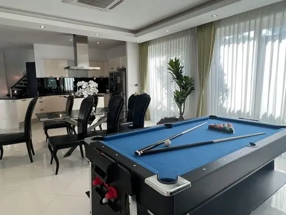 Five-Bedroom Villa with  Private Pool and Jacuzzi Village Palm Oasis