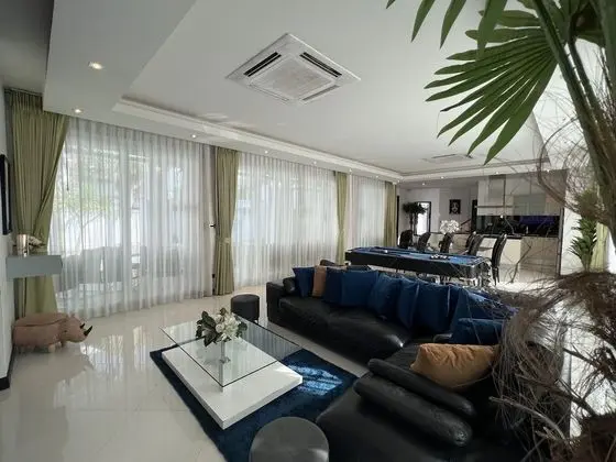 Five-Bedroom Villa with  Private Pool and Jacuzzi Village Palm Oasis
