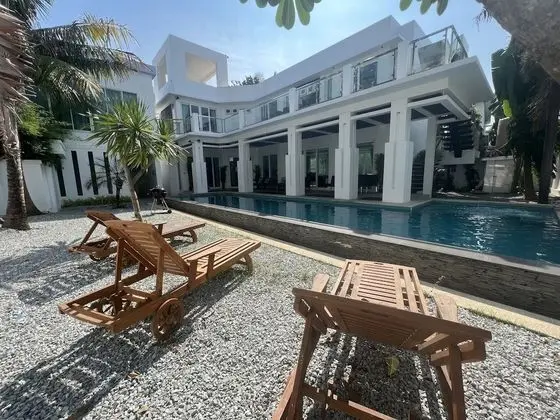 Five-Bedroom Villa with  Private Pool and Jacuzzi Village Palm Oasis