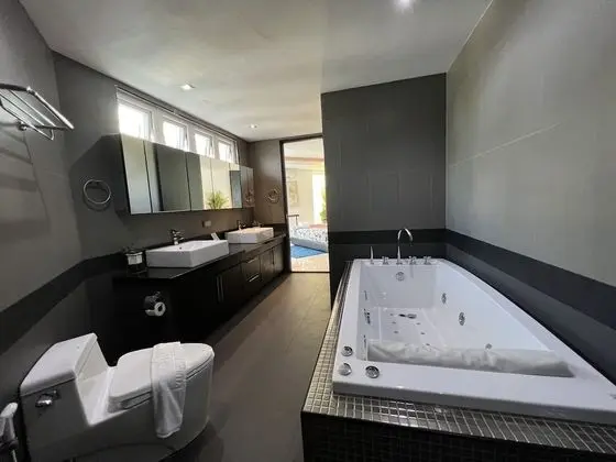 Five-Bedroom Villa with  Private Pool and Jacuzzi Village Palm Oasis