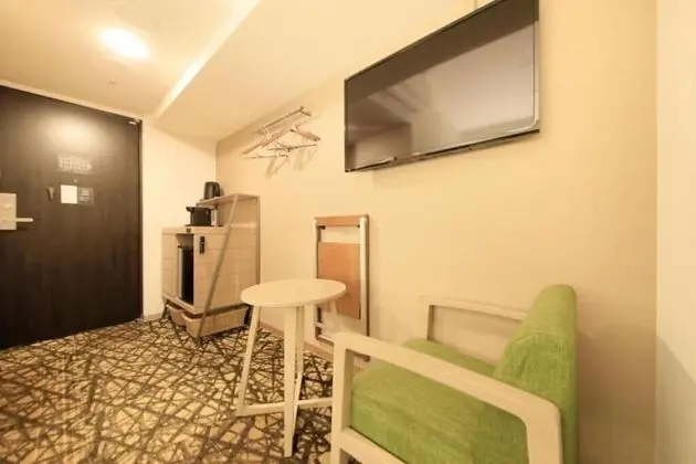 Üç Kişilik Oda, Sigara İçilmez
