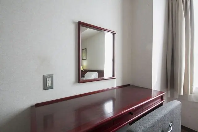 Üç Kişilik Oda, Sigara İçilmez