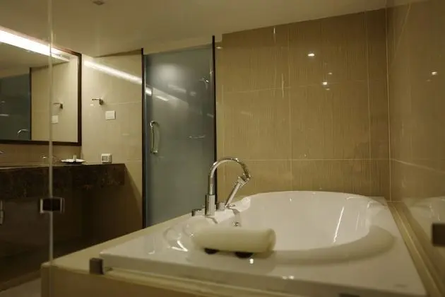 XL Single Suite with Jacuzzi
