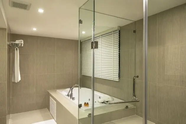 XL Single Suite with Jacuzzi