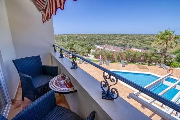 Superior Tek Büyük Yataklı Oda, Balkon, Havuz Manzaralı