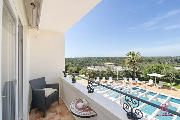 Superior Tek Büyük Yataklı Oda, Balkon, Havuz Manzaralı