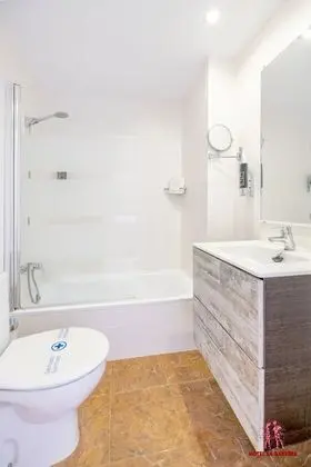 Superior Tek Büyük Yataklı Oda, Balkon, Havuz Manzaralı