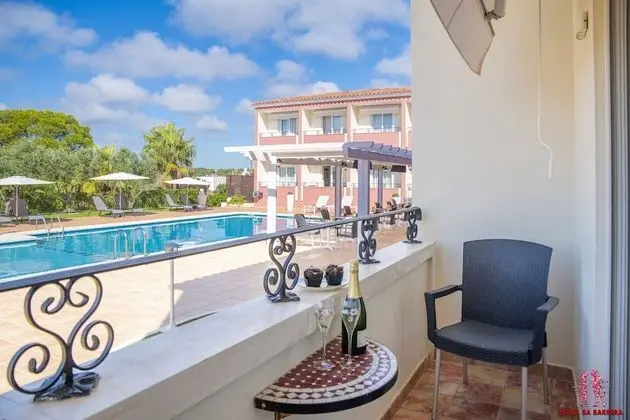 Tek Büyük Yataklı Oda, Balkon, Havuz Manzaralı