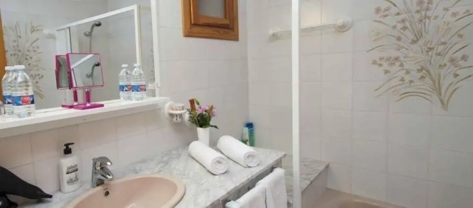 Tek Büyük veya İki Ayrı Yataklı Oda, Bahçe Manzaralı