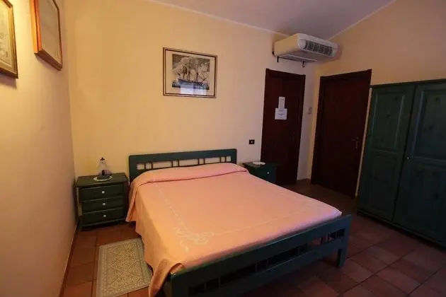 Tek Büyük veya İki Ayrı Yataklı Oda, Havuz Manzaralı