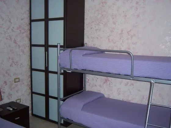 Üç Kişilik Oda, Avlu Manzaralı