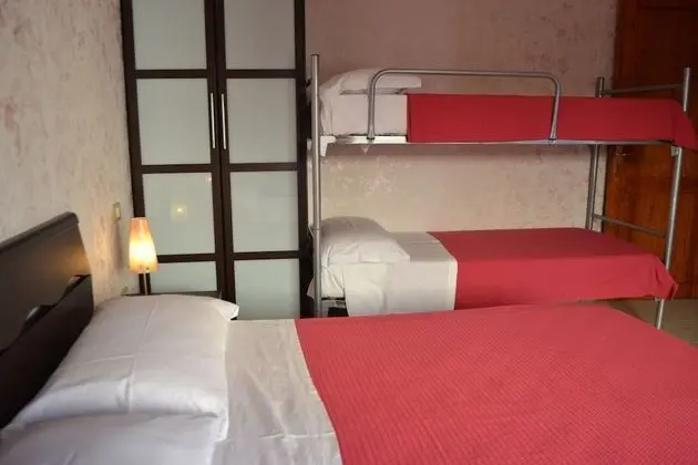 Üç Kişilik Oda, Avlu Manzaralı