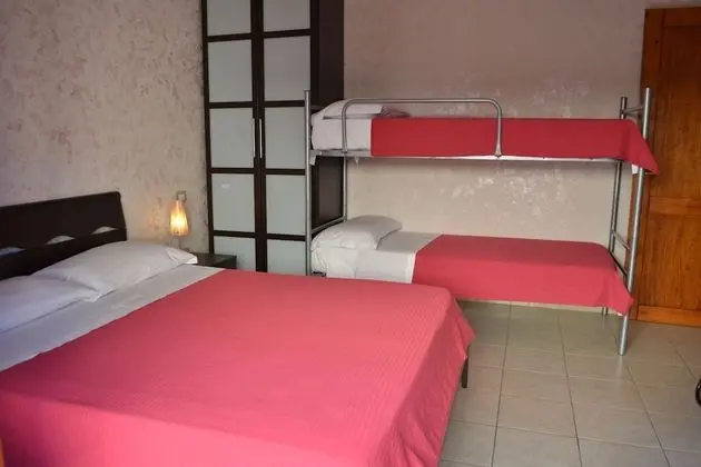 Üç Kişilik Oda, Avlu Manzaralı