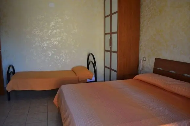 Üç Kişilik Oda, Avlu Manzaralı