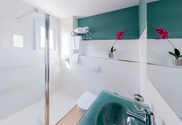 Tek Büyük veya İki Ayrı Yataklı Oda, Balkon, Deniz Manzaralı
