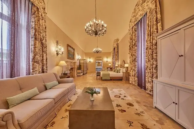 Süit (Elegant Tornamira) (2 Adults +1 Child)