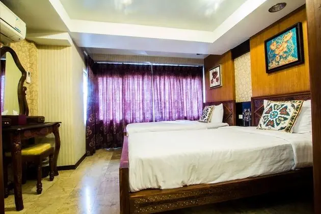 CORNER SUITE 2 (FAMILY ROOM)