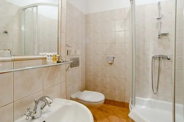 Tek Büyük veya İki Ayrı Yataklı Oda, Ek Bina (10 meters from main building)