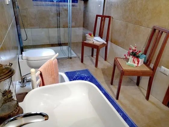 Tek Büyük Yataklı Oda, Ortak Banyo (TRE POSTI)