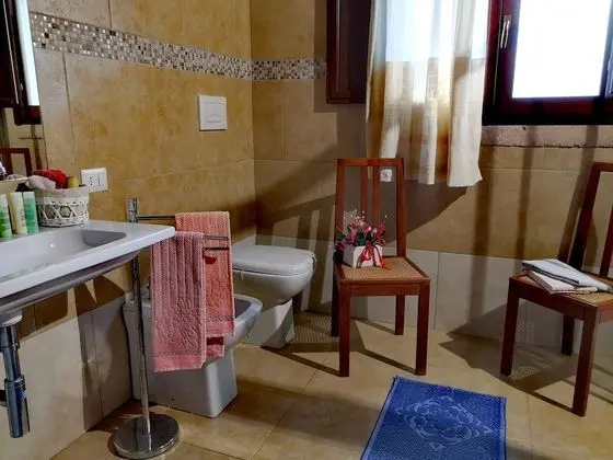 Tek Büyük Yataklı Oda, Ortak Banyo (TRE POSTI)