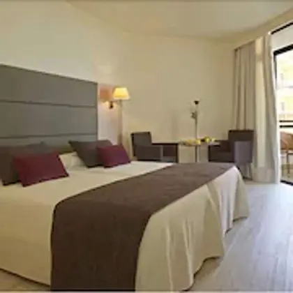 Tek Büyük veya İki Ayrı Yataklı Oda, Balkon, Kısmi Deniz Manzaralı