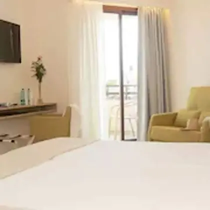 Tek Büyük veya İki Ayrı Yataklı Oda, Balkon, Kısmi Deniz Manzaralı