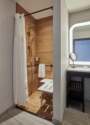 Oda, 1 En Büyük (King) Boy Yatak, Engellilere Uygun (Roll-In Shower)