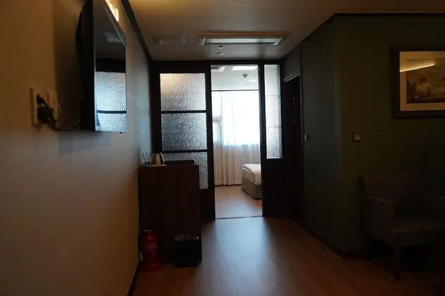 Bed1-Double bed, Free Photoshoot and Breakfast. Free Dinner(Weekday Only, Order closes at 3.pm)