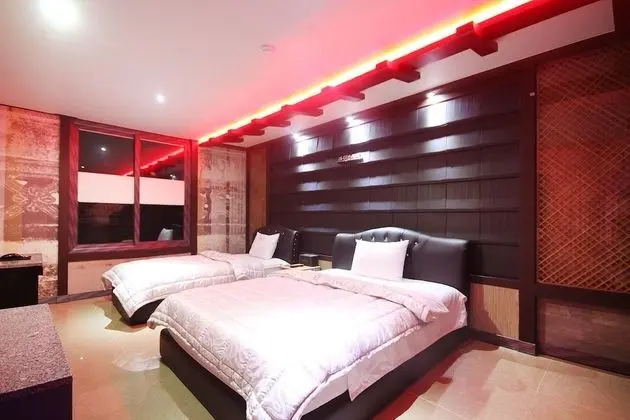 Oda (Twin(net Netflix available))