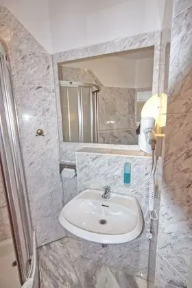 Business Tek Büyük Yataklı Oda