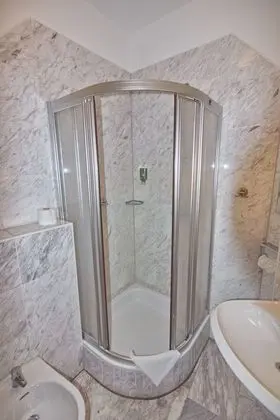 Business Tek Büyük Yataklı Oda