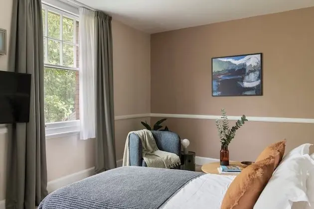 One Bedroom Apartment Plus