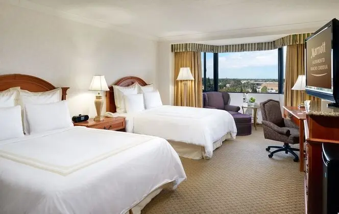 Oda, 2 Büyük (Queen) Boy Yatak (Mobility Accessible, Roll-In Shower)