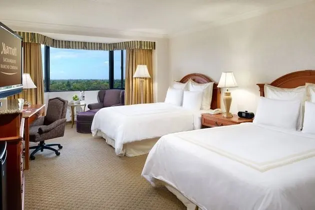 Oda, 2 Büyük (Queen) Boy Yatak (Mobility Accessible, Roll-In Shower)