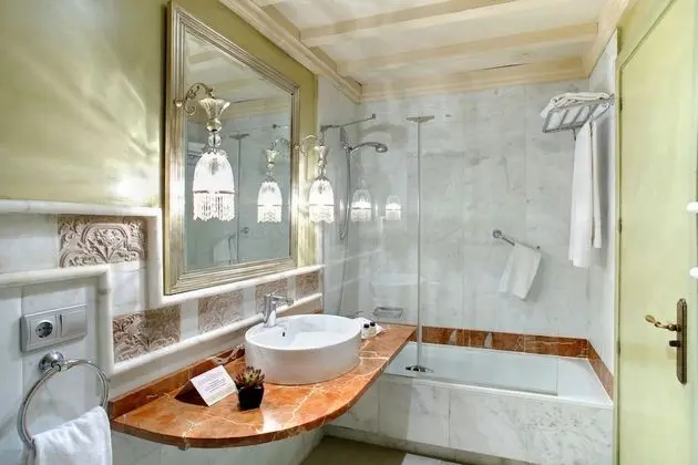 Üç Kişilik Oda, Şehir Manzaralı