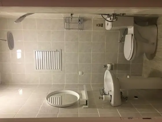Çift Kişilik, Avlu Manzaralı