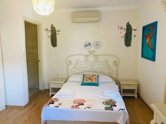 Triple, Bahçe Manzaralı