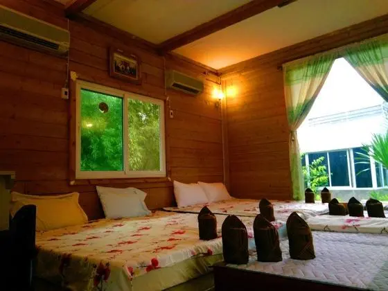 Basic Bungalow for 10 People