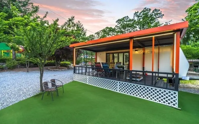 Oda (Premium folding door caravan)