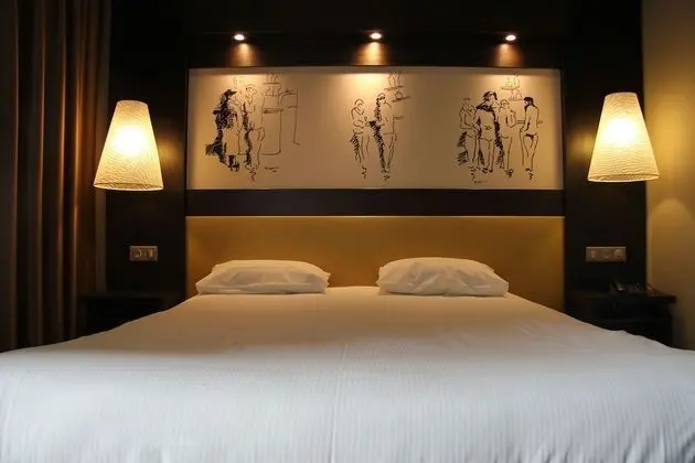 Büyük Yataklı Tek Kişilik Oda, Balkon, Havuz Kenarı