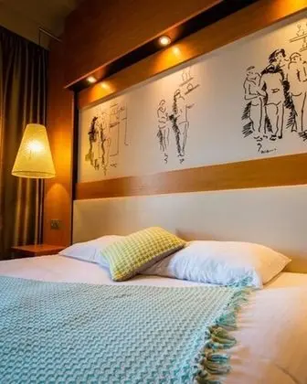 Büyük Yataklı Tek Kişilik Oda, Balkon, Havuz Kenarı